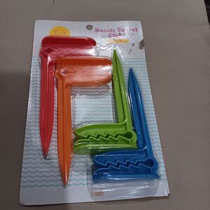 Sun Squad Beach Towel Clips 4 pack Outside Anchor Clip Spikes